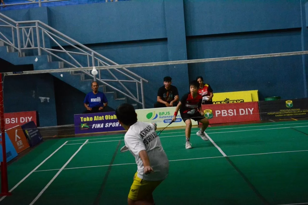  Salah satu laga kelompok tunggal usia dini putra di kejuaraan bulutangkis Piala GKR Hemas  (Abrar)