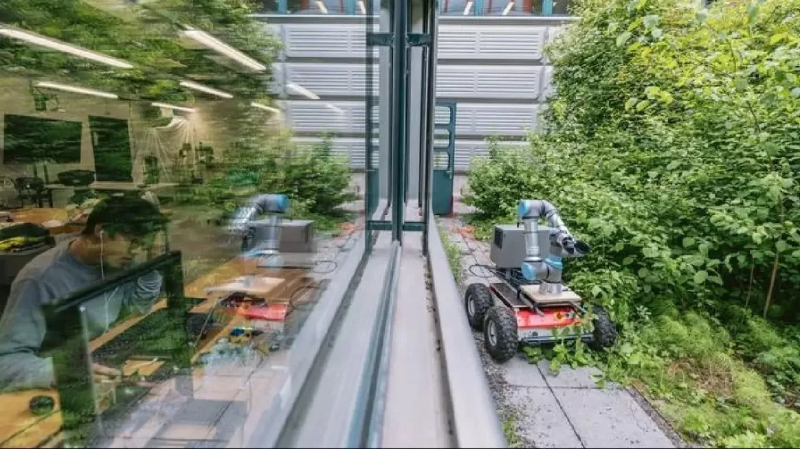 Robot pemetik tomat yang dirancang dengan ChatGPT oleh para peneliti dari TU Delft dan EPFL bergerak melalui lingkungan pengujian. Kredit: Adrien Buttier / EPFL