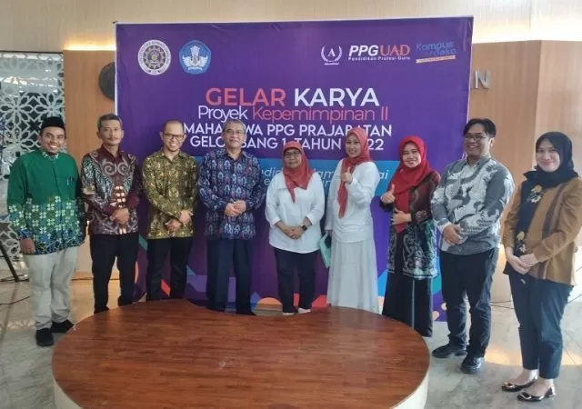 Rektor UAD Dr Muchlas MT (tengah) bersama pengelola PPG FKIP-UAD dan Disdikpora DIY di kampus 4/Utama UAD. (Foto: Jayadi K)