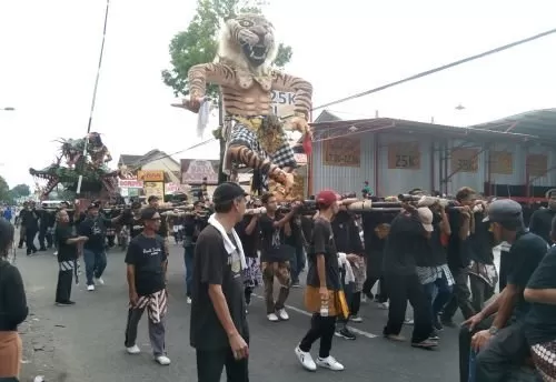 Ogoh-ogoh digotong oleh puluhan warga Krapyak RT 06 RW 07 dalam Kirab Bedhol Projo Sidoarum.  (foto: antri yudiansyah)