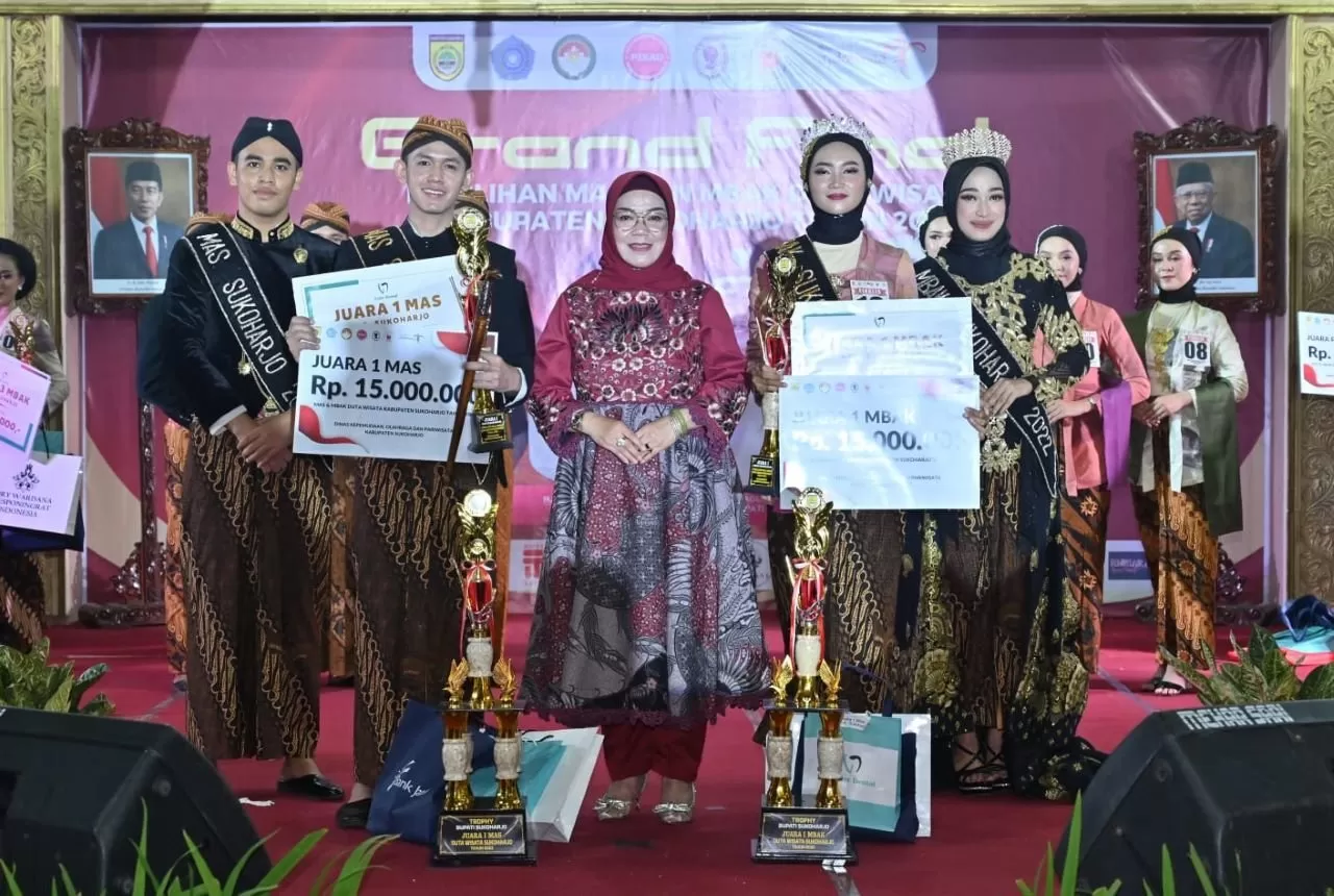  Caption: Bupati Sukoharjo Etik Suryani saat Grand Final Pemilihan Mas dan Mbak Duta Wisata Kabupaten Sukoharjo Tahun 2023. (Dokumen Pemkab Sukoharjo)
