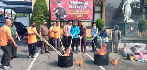 Proses pemusnahan barang bukti di Kejari Bantul  (foto: judiman)