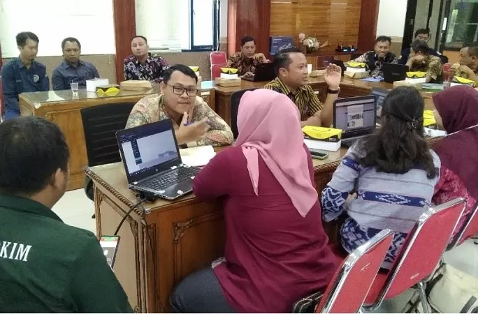  Desk Percepatan Penyaluran Bankeupemdes RTLH Disperakim Jateng bersama Dinperkim Kabupaten Demak saat memberikan bimtek pada operator pemerintah desa calon penerima bantuan. (Foto: Sari Jati)