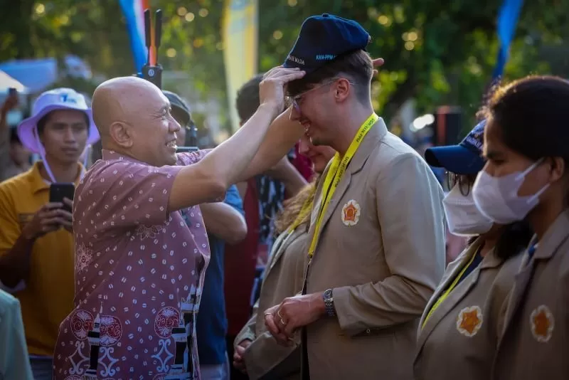 Menkop UKM teten Masduki melepas KKN mahasiswa UGM (Dok. Humas KemenkopUKM)