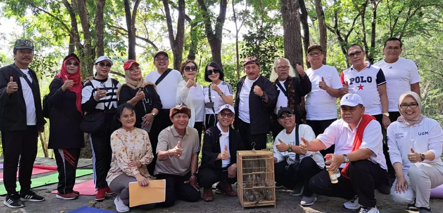 Persiapan melepas burung di Hutan Wanagama. (Foto : Dedy EW)