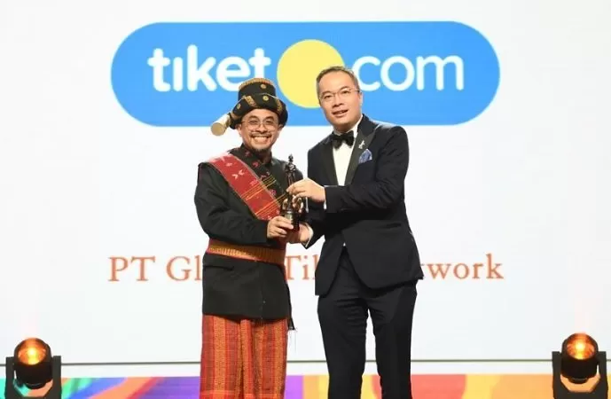 Dudi Arisandi, Chief People Officer, tiket.com saat menerima penghargaan.