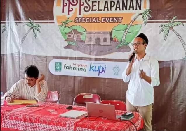   Lurah Panggungharjo Sewon Kabupaten Bantul DIY Wahyudi Anggoro Hadi (kanan) memberikan materi. (Foto: Sukro R)