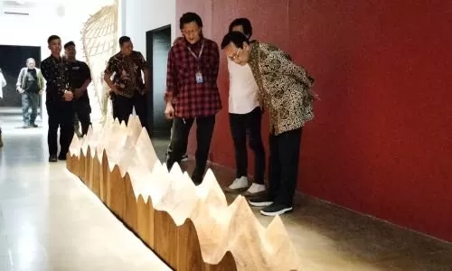 Sultan HB X tengah melihat karya-karya seni yang dilamar ARTJOG 2023 di JNM  (foto: fira nurfiani)