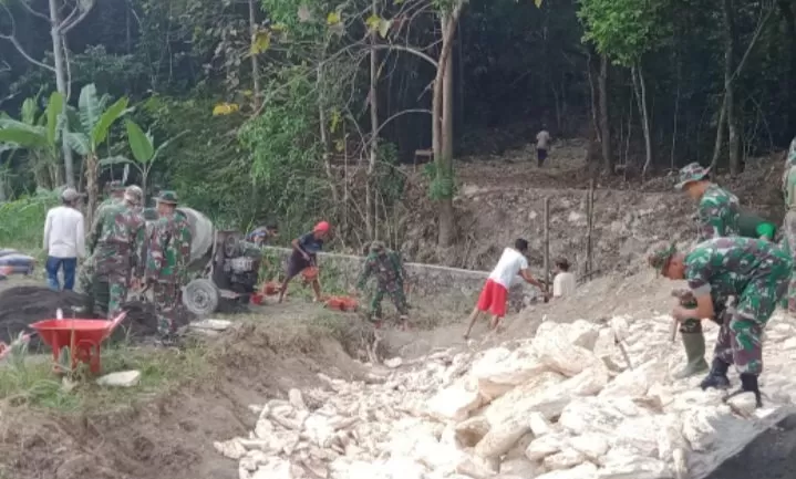 Kegiatan pra TMMD di Sambikerep Bangunjiwo Kasihan. (Foto : Judiman)