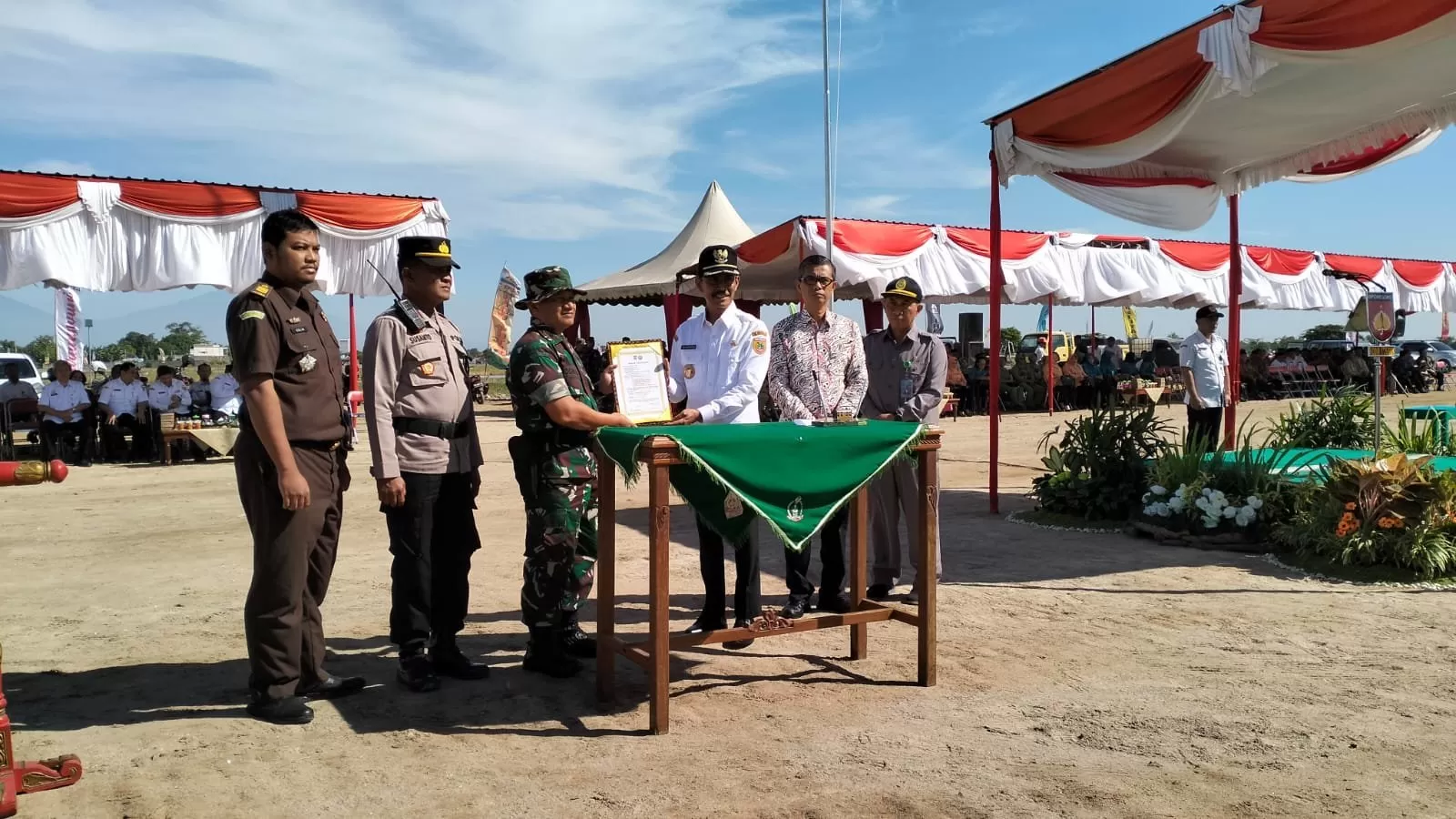 Wakil Bupati Sukoharjo Agus Santosa membuka TMMD Sengkuyung Tahap II di Desa Karangwuni Kecamatan Polokarto. (Foto : Wahyu Imam Ibadi)