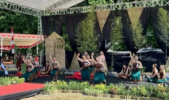 Kontingen Kota Yogya saat unjuk kebolehan Merti Sungai Code (Harminanto)