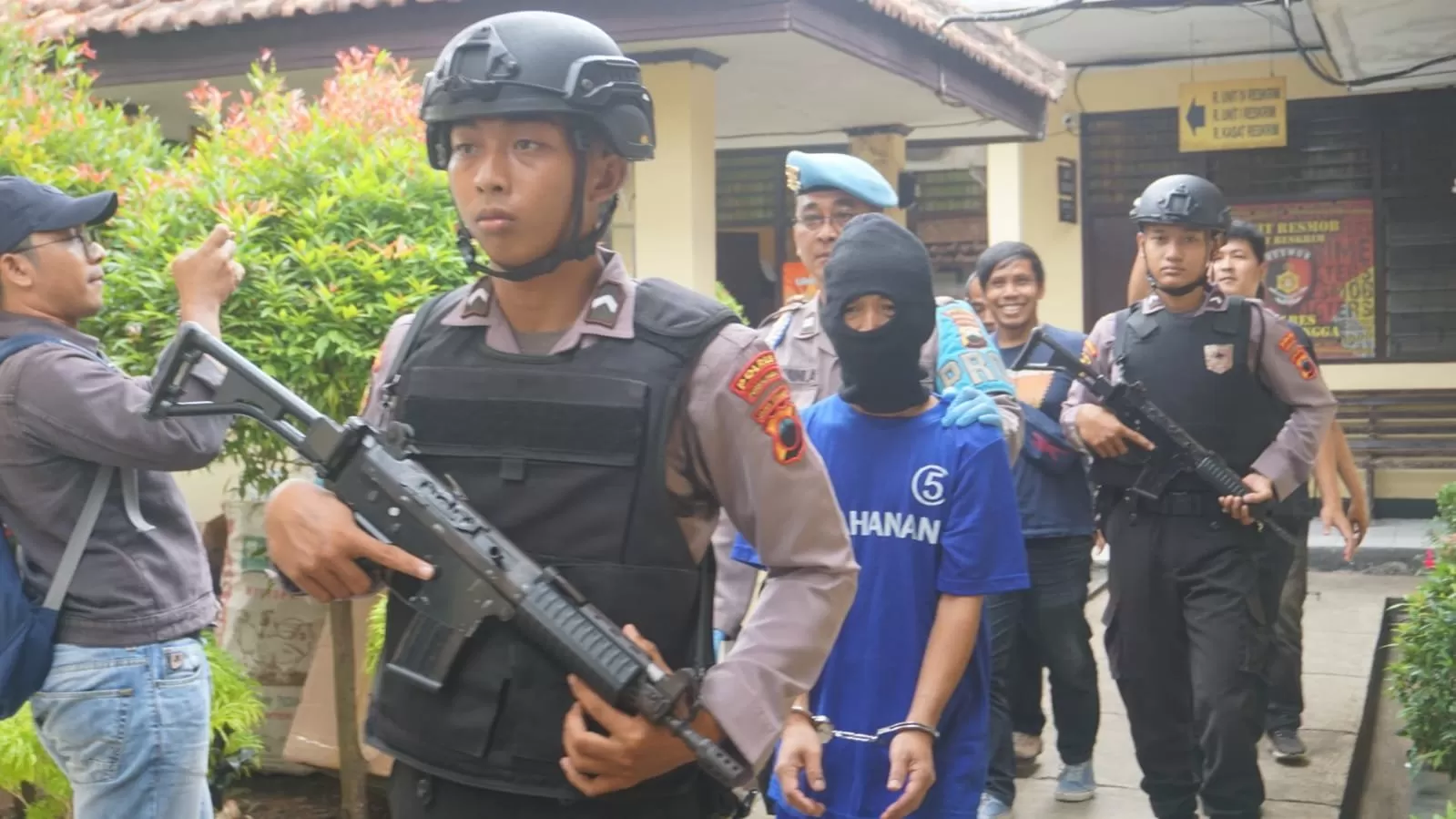BN si ayah bejat digelandang polisi (foto: toto rusmanto)