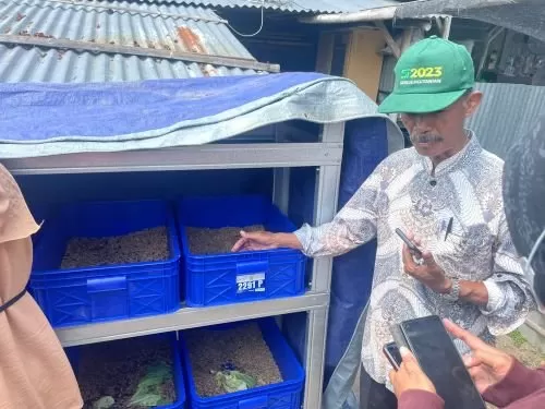 Penjelasan tenatng budidaya maggot dengan memanfaatkan sampah organik (foto: roby putra)  