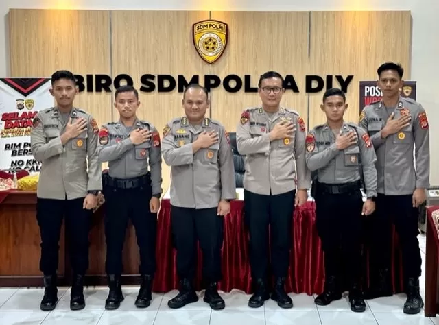 Arjuna (paling kanan) bersama rekan dan pimpinan Biro SDM Polda DIY (foto: Harminanto)