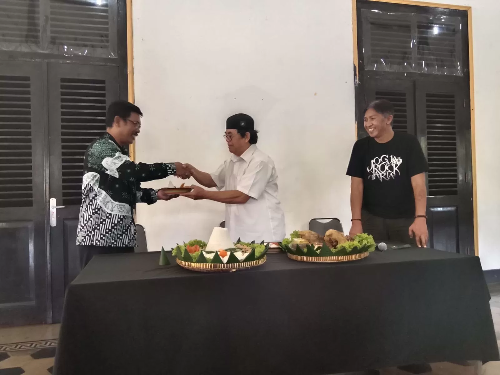 Padmono Anggoro Prasetyo (kiri) dan Ong Hari Wahyu menerima potongan tumpeng sebelum Pasar Kangen dibuka , Kamis (27/702023)  (foto: karni)