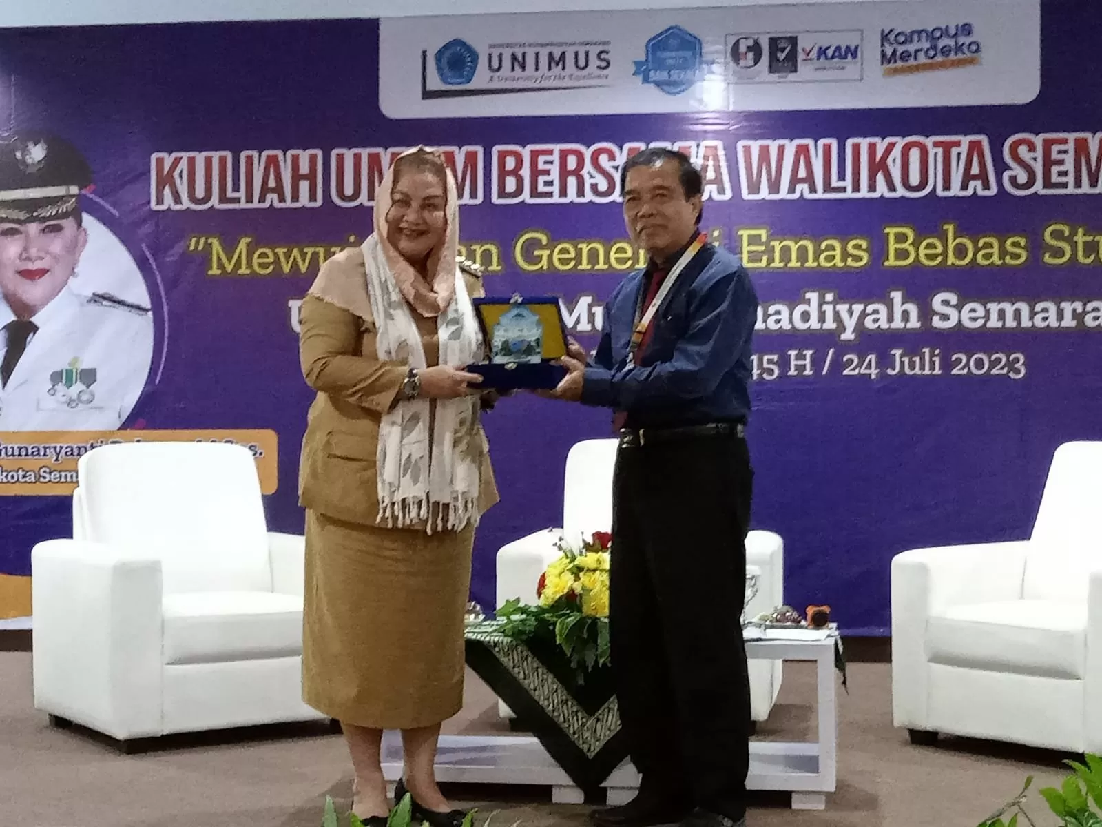 Walikota (kiri) saat menerima cinderamata dari Rektor usai kuliah umum (Foto Sugeng I)