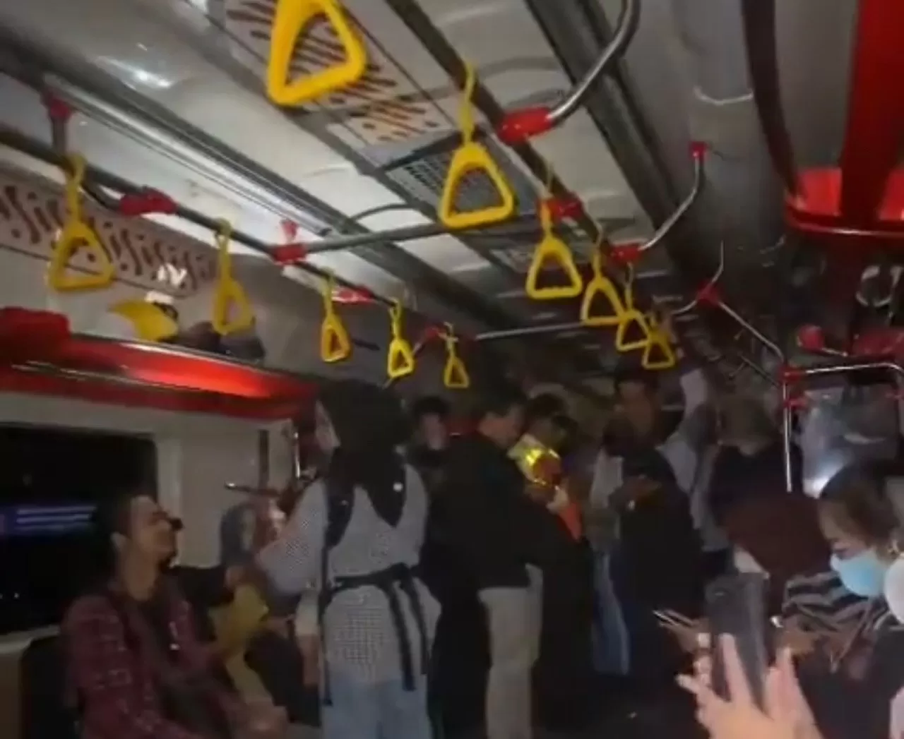 Tangkapan layar kondisi KRL semalam.