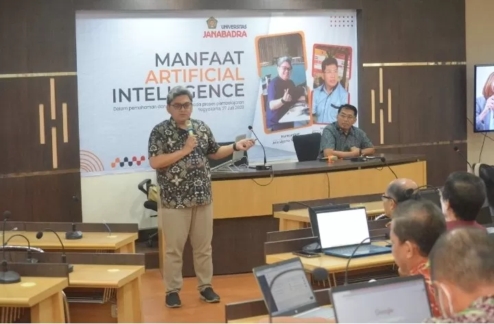  Arie Liyono menyampaikan paparan di hadapan para dosen UJB. Foto: Devid Permana