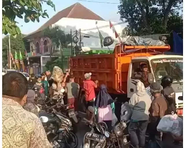 Warga lempar sampah ke truk (tangkapan layar).