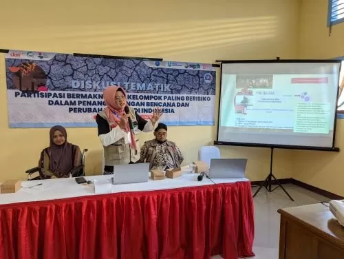Tutik Purwaningsih, Inovator IDEAKSI YEU dari Yayasan CIQAL, berbagi praktik baik inklusi dalam adaptasi perubahan iklim di salah satu diskusi tematik Temu Inklusi #5  (foto: istimewa)