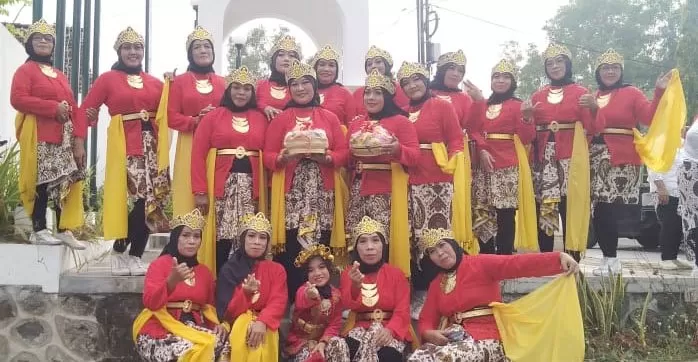 Peserta  Merti Dusun Pringgading  yang mengikuti salah satu acara  foto bersama  (foto: ist)