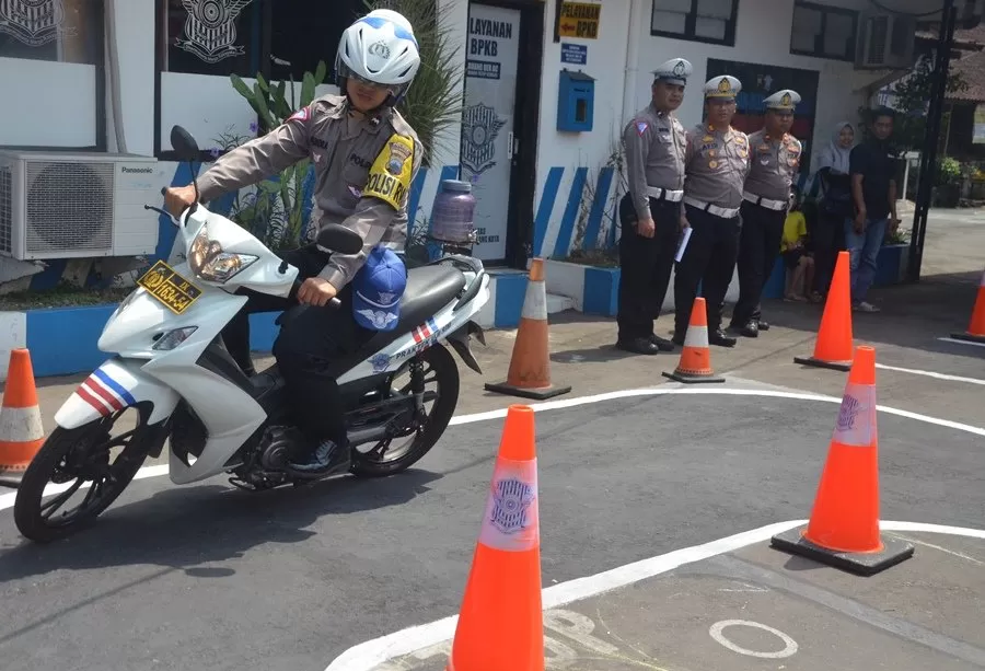 Simulasi ujian praktek SIM C terbaru saat dilakukan di Sat Lantas Polres Magelang Kota. (foto: Thoha)