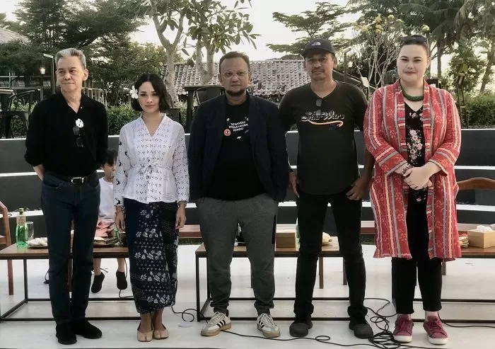 Penampil dan penyelenggara Prambanan Jazz berfoto untuk media (Harminanto)