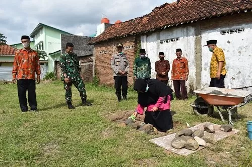 Peletakan batu pertama pembangunan gedung klinik PKU Muhammadiyah Kutoarjo.  (foto: jarot sarwosambodo)