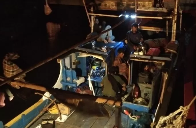 Kelima awak kapal ikan Doa Ibu asal Malang Jawa Timur, beristirahat di kapalnya yang tengah bersandar di Pelabuhan Perikanan Sakudera Cilacap (PPSC).