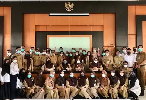 Tim BLKK DIY berfoto bersama kepala lama dan kepala baru (foto: Harminanto)