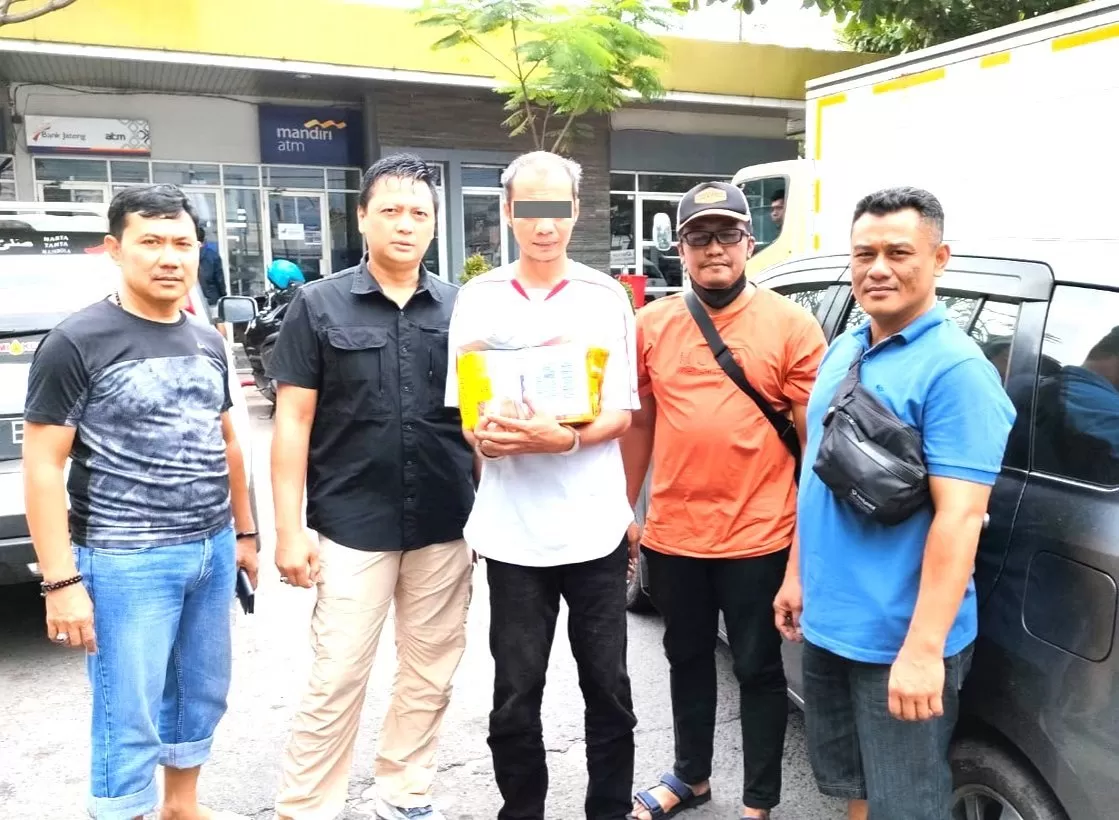 Tersangka CY menjukkan barang bukti sabu miliknya. (Ist)