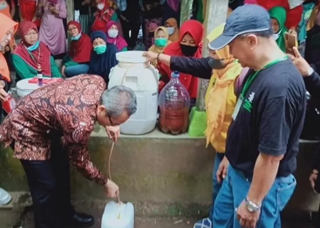Bupati Bantul memanen hasil pembuatan Eco Enzyme yang dibudidayakan di Ceme Srigading Sanden. (Foto: Judiman)