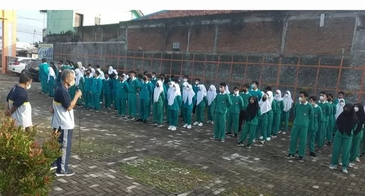 Maman Surakhman MPdI di Greenhouse Botanical Smarpark SMA UII Yogya.  (foto: jayadi kastari)