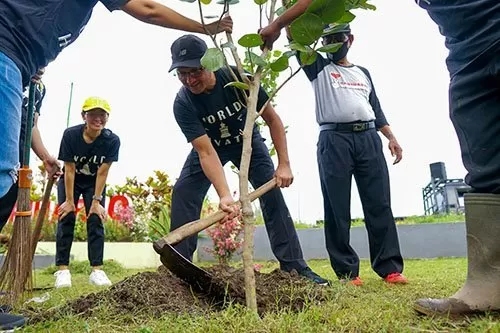 Wilis Prastowo, General Manager Hyatt Regency Yogyakarta ikut menanam pohon di Taman Sariharjo  (ist)
