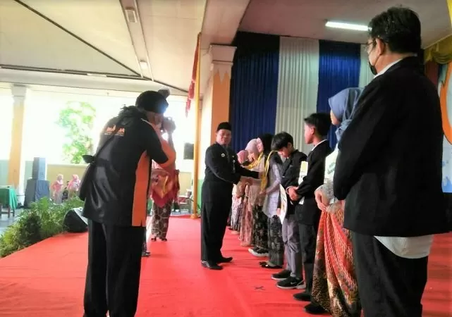 Prosesi wisuda oleh Kepala SD Muh Nitikan. (Foto: Warisman)