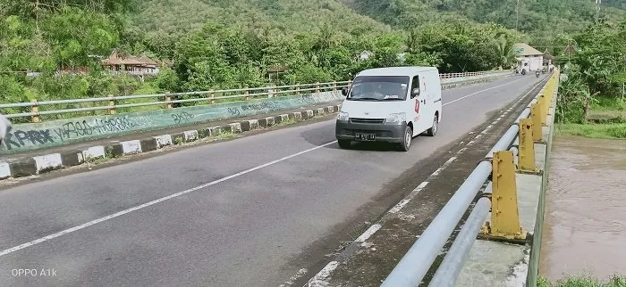 Kendaraan melintasi jembatan Sogun yang membentang diatas Sungai Opak, Rabu (1/6). KR-Sukro Riyadi.