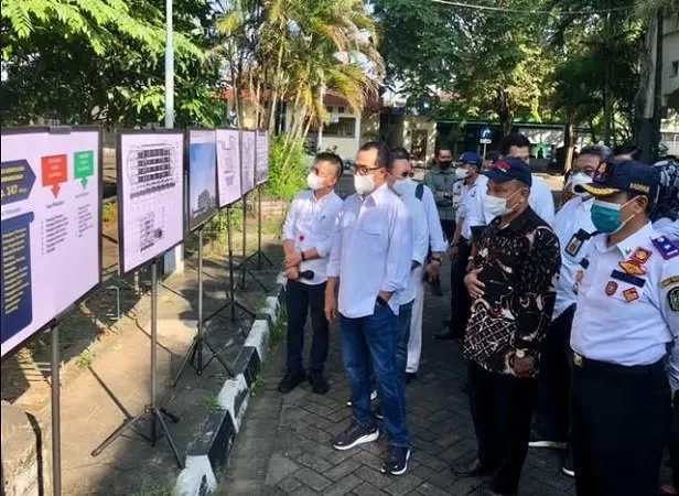 Menhub melihat rencana pengembangan Terminal Giwangan. (Foto: Harminanto)