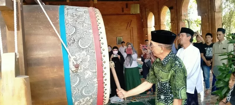 Anggota DPR RI Drs HM Idham Samawi memukul bedug menandai peresmian Warung Berkah dan Sekolah Rumah di Pesantren Property Sentolo.  (foto: asrul sani)
