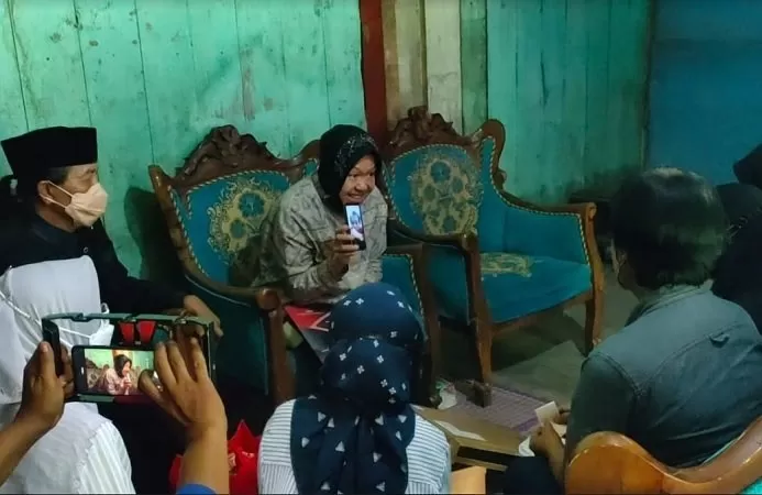 Menteri Sosial, Tri Rismaharini saat menjenguk korban yang ditinggal bunuh diri bapak dan adiknya di Grasak, Gondang, Sragen. (Foto: Said Masykuri)