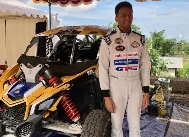 Marrel Suryokusumo saat berfoto bersama mobil rally tunggangannya. (Foto : Harminanto)