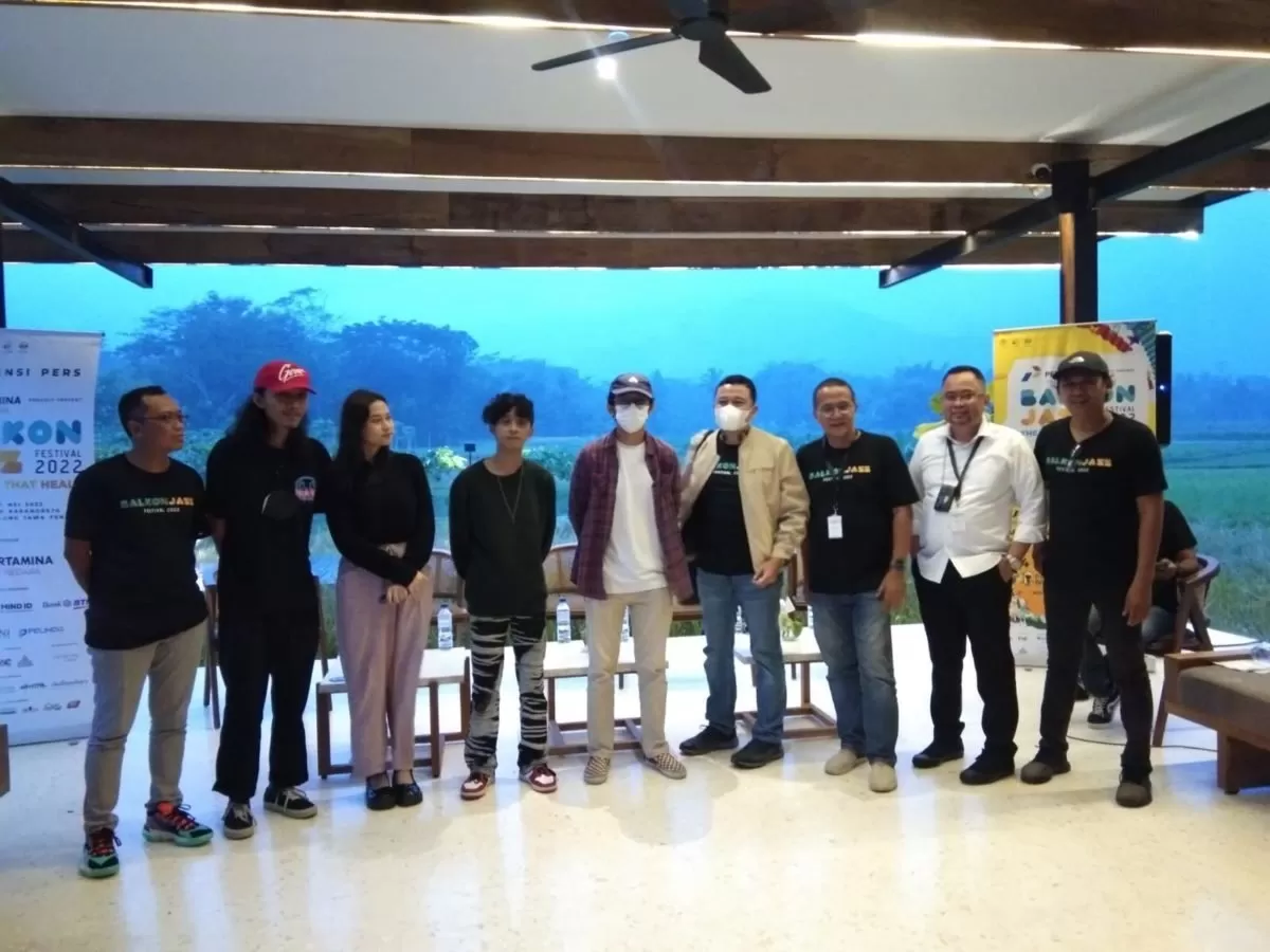 Artis dan jajaran penyelenggara Balkonjazz Festival 2022 usai jumpa pers  (foto: karni narendra)