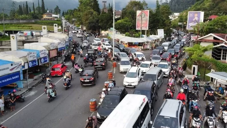 Situasi lalu lintas di kawasan Tawangmangu. (Foto : Abdul Alim/dok)