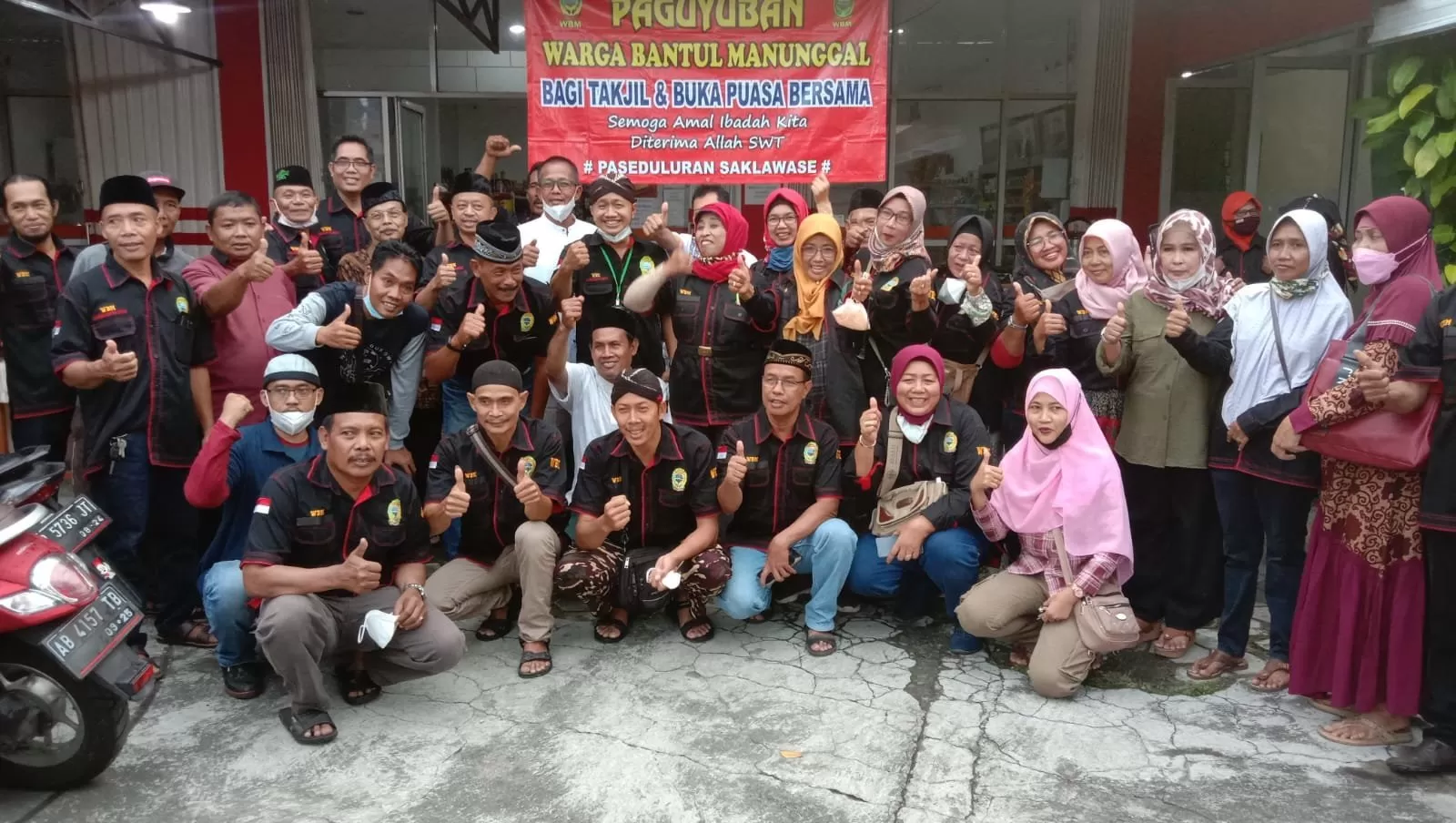 Para anggota Paguyuban Warga Bantul Manunggal setelah aksi sosial di tengah mudik Lebaran