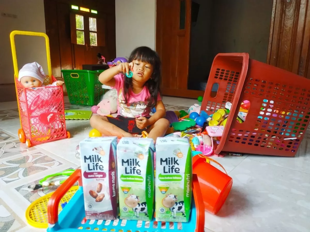 Susu MilkLife berbagai varian termasuk kurma selalu tersedia untuk konsumsi si buah hati.  (foto: surya adi lesmana)