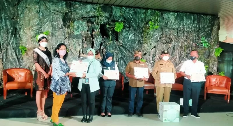 GKR Bendara (kiri) menyerahkan piagam penghargaan pada Fera Mia Rosa.  (foto: asrul sani)