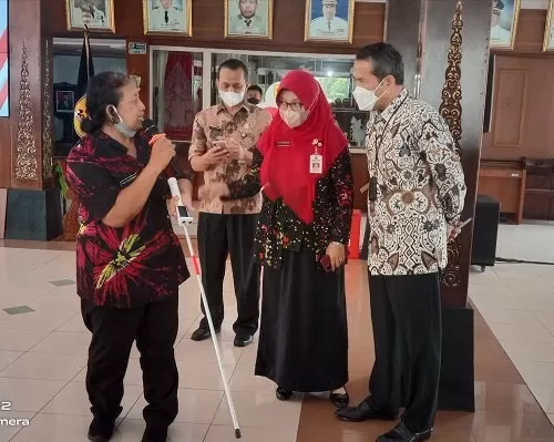 Staf Dinsos Wonogiri mempraktekkan penggunaan tongkat pintar di depan Bupati Joko Sutopo.  (Foto: Djoko Santoso HP