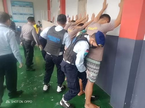 Operasi gabungan TNI-Polri untuk stiril kamar tahanan rutan  (foto: judiman)