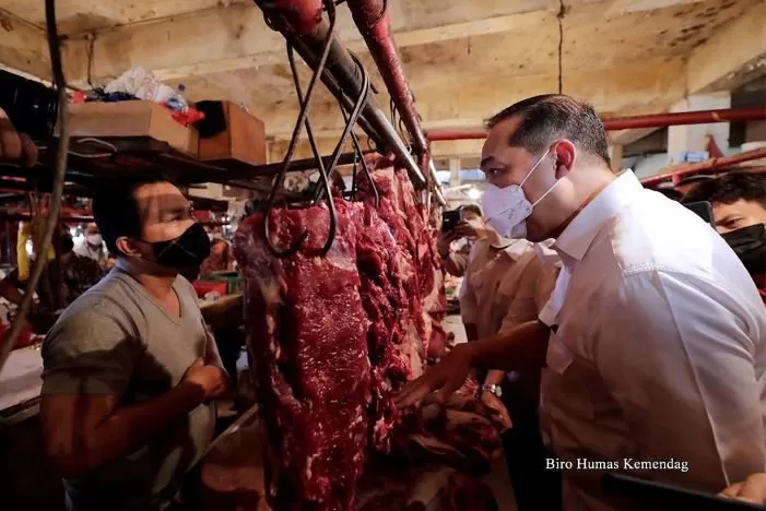 Menteri Perdagangan Muhammad Lutfi  memantau pasokan bahan pokok di Pasar Rawamangun, Jakarta Timur, Kamis (14/4/2022) untuk memastikan pasokan aman dan harga terjangkau menjelang Lebaran. (Foto: Kemendag)