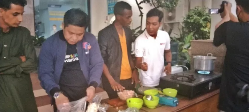 Rektor UMP Dr Jebul Suroso bersama mahasiswa asing masak bareng untuk berbuka puasa. (Foto: Driyanto)
