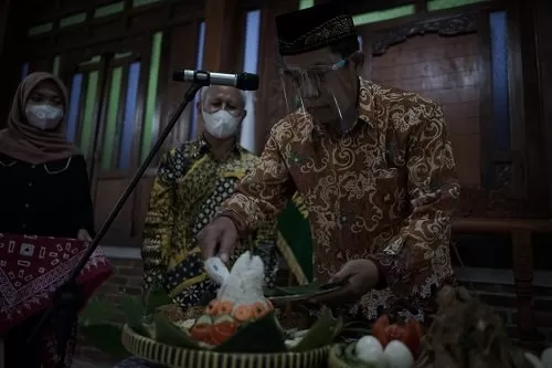 Pemotongan tumpeng oleh Ketua Yayasan Dharmapala  (ist)